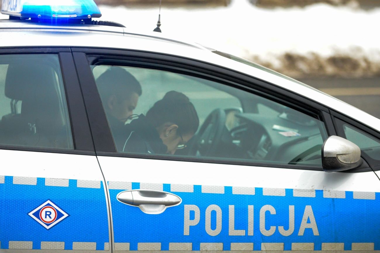 Kierowca potrącił kobietę na pasach i uciekł