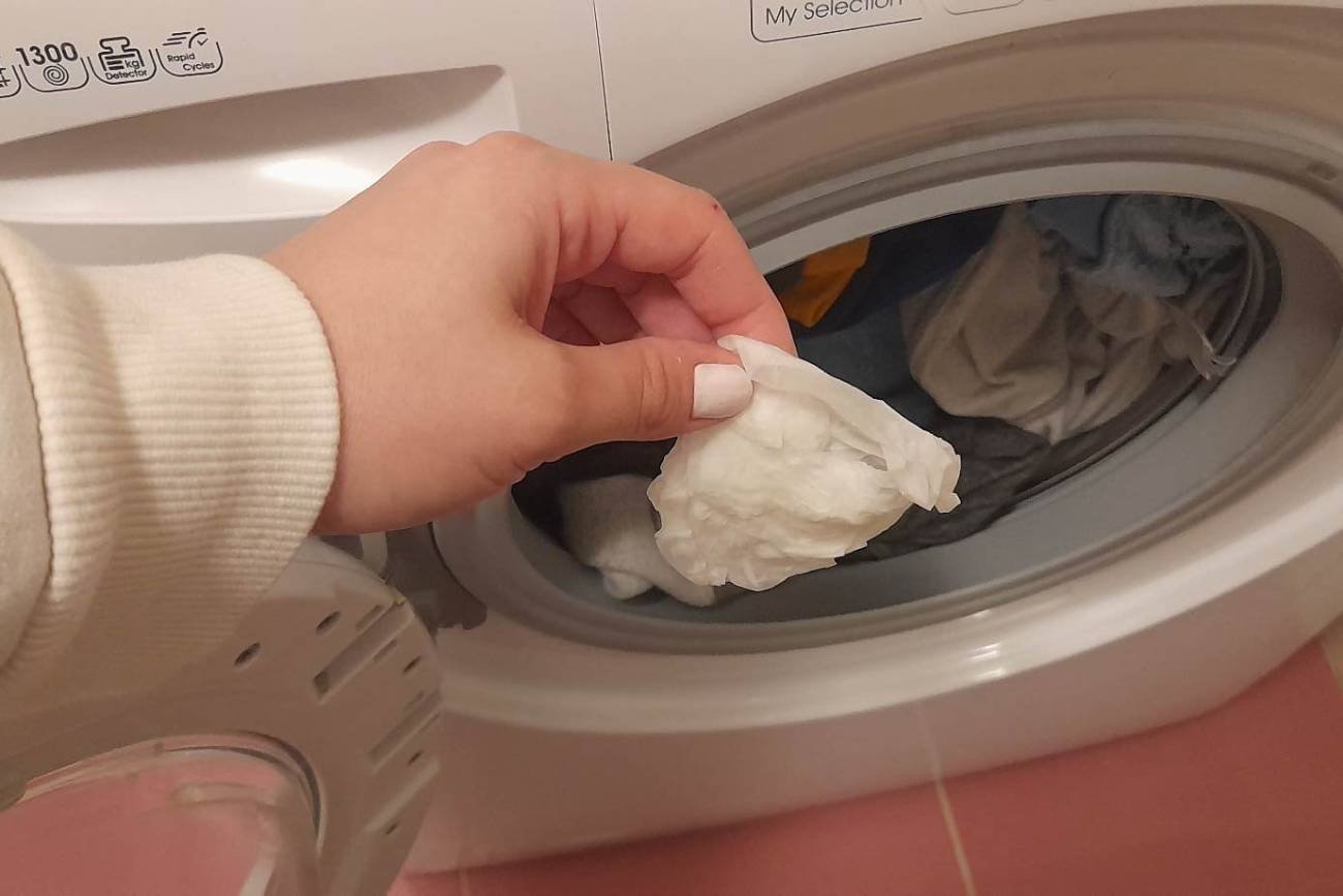 uprana z ubraniami w pralce chusteczka zostawia na tkaninach uciążliwe paprochy