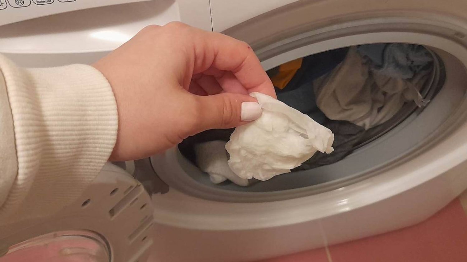 uprana z ubraniami w pralce chusteczka zostawia na tkaninach uciążliwe paprochy