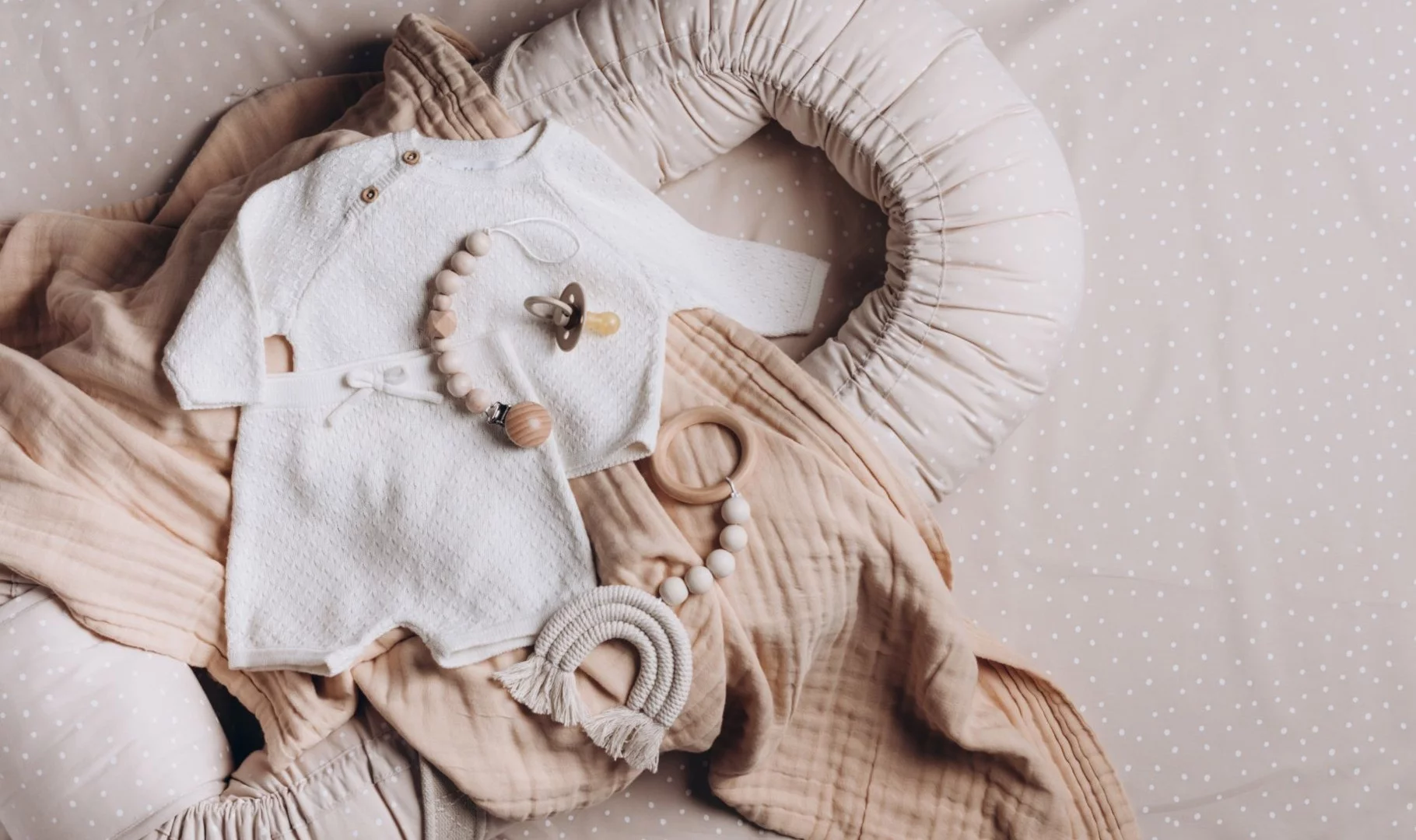 Wyprawkowy minimalizm – jak wybrać poduszkę do karmienia, która posłuży od ciąży do nauki siadania?