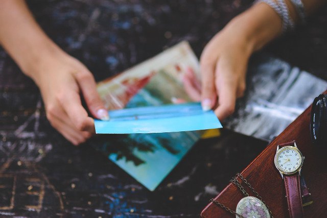 Fot. Pixabay / [url=https://pixabay.com/en/hands-hold-holding-postcard-female-791371/]kaboompics[/url] / [url=https://pixabay.com/service/terms/#usage]CC0 Public Domain[/url]