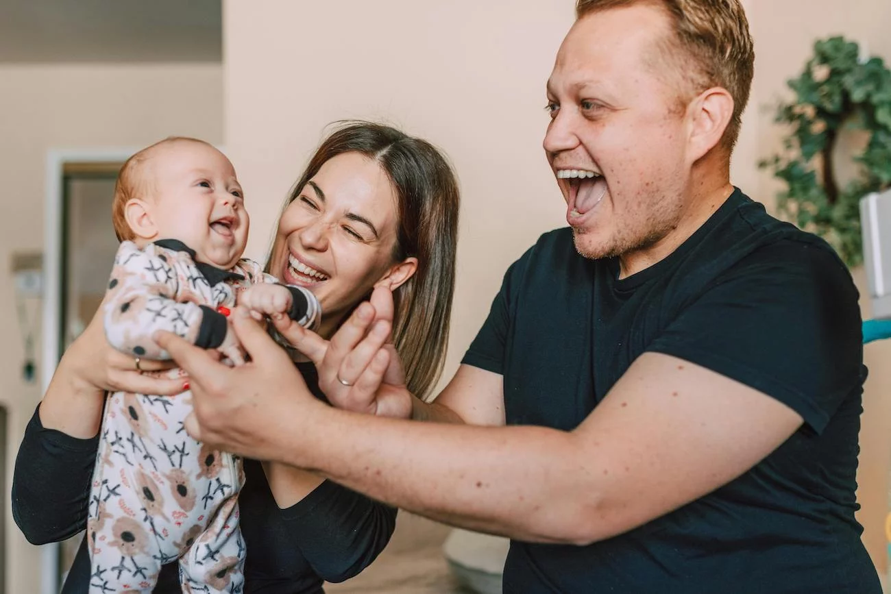mężczyzna i kobieta z małym dzieckiem