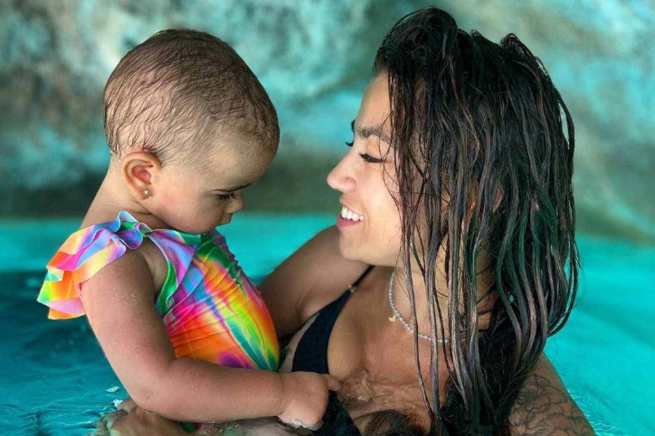 Maja Hyży z roczną córką, która ma kolczyki w uszach.