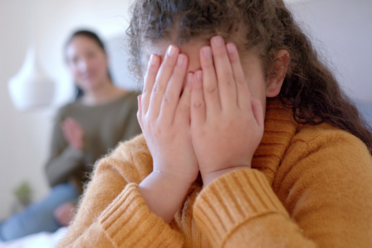 7 przykrych myśli w głowie dziecka. Tak się czuje, gdy rodzic krzyczy