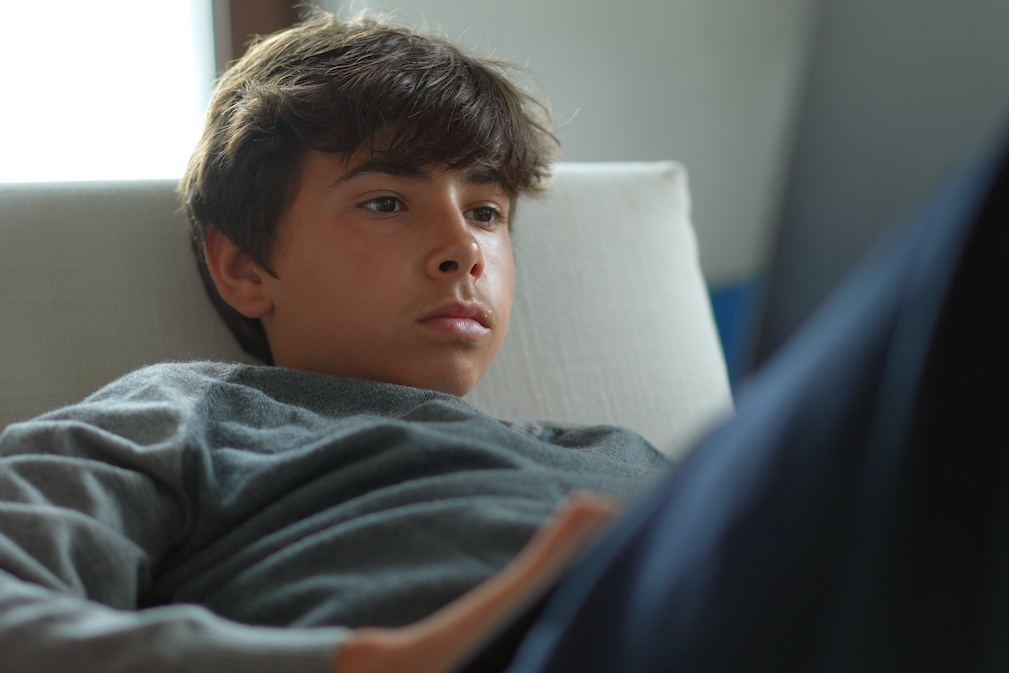 "Wraca do domu i zamyka się w swoim pokoju". 5 sposobów na to, jak skutecznie dotrzeć do nastolatka