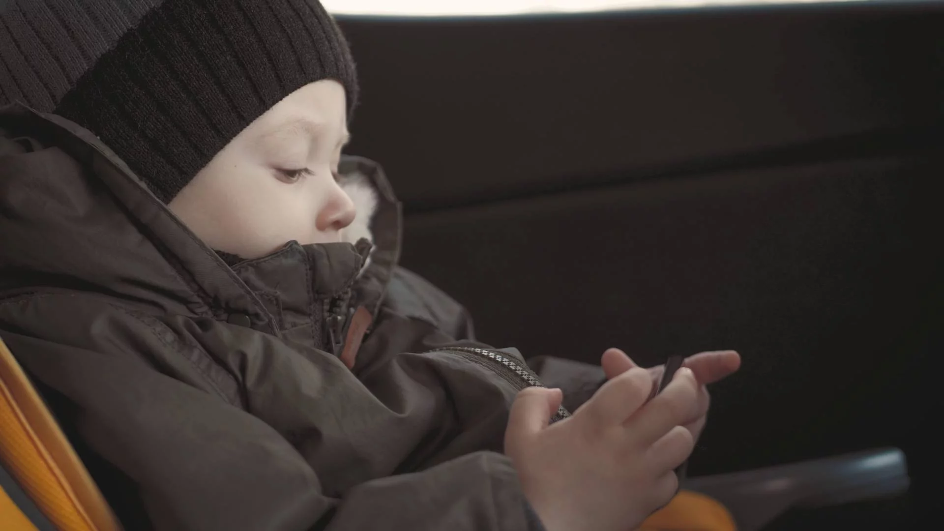 "Dzieci dostają rzeczy zamiast uwagi". Smutne polskie realia wychowywania dzieci