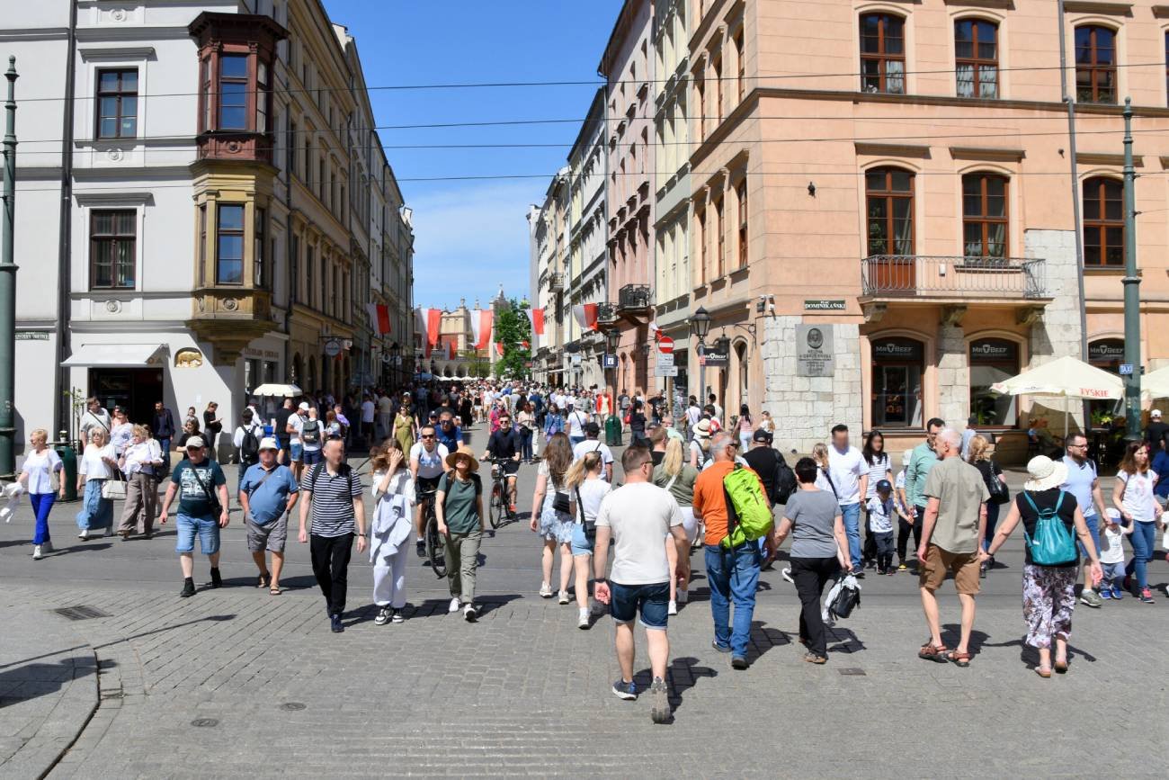Tłum ludzi na miejskim rynku.