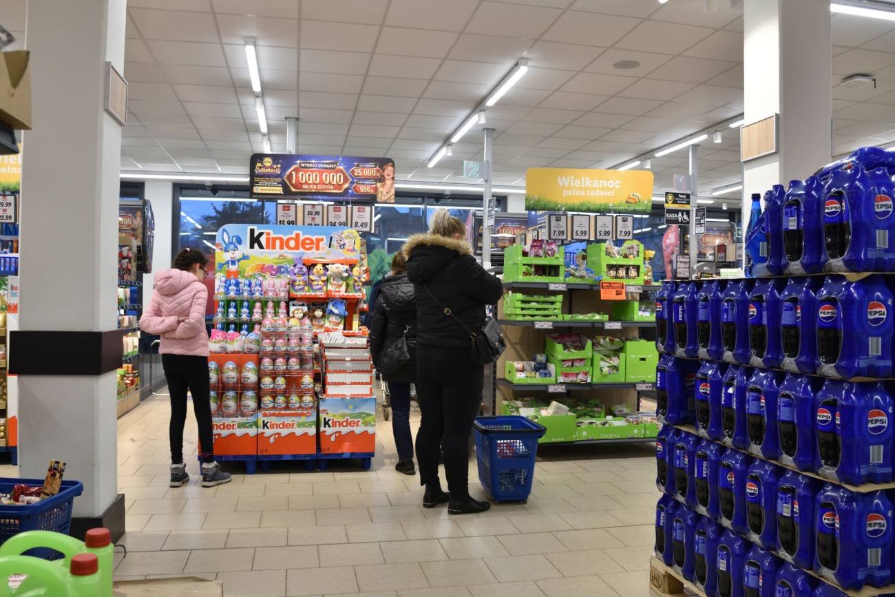 Kolejka w markecie do kasy.