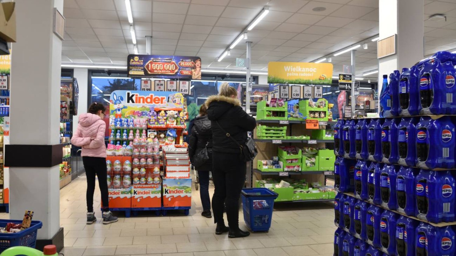 Kolejka w markecie do kasy.