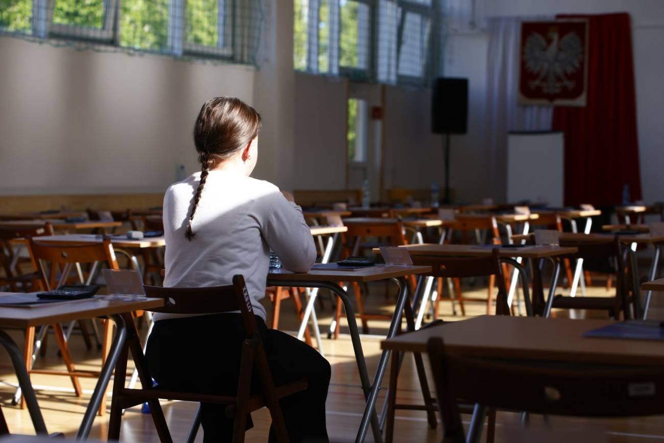 maturzystka czeka na rozpoczecie egzaminu