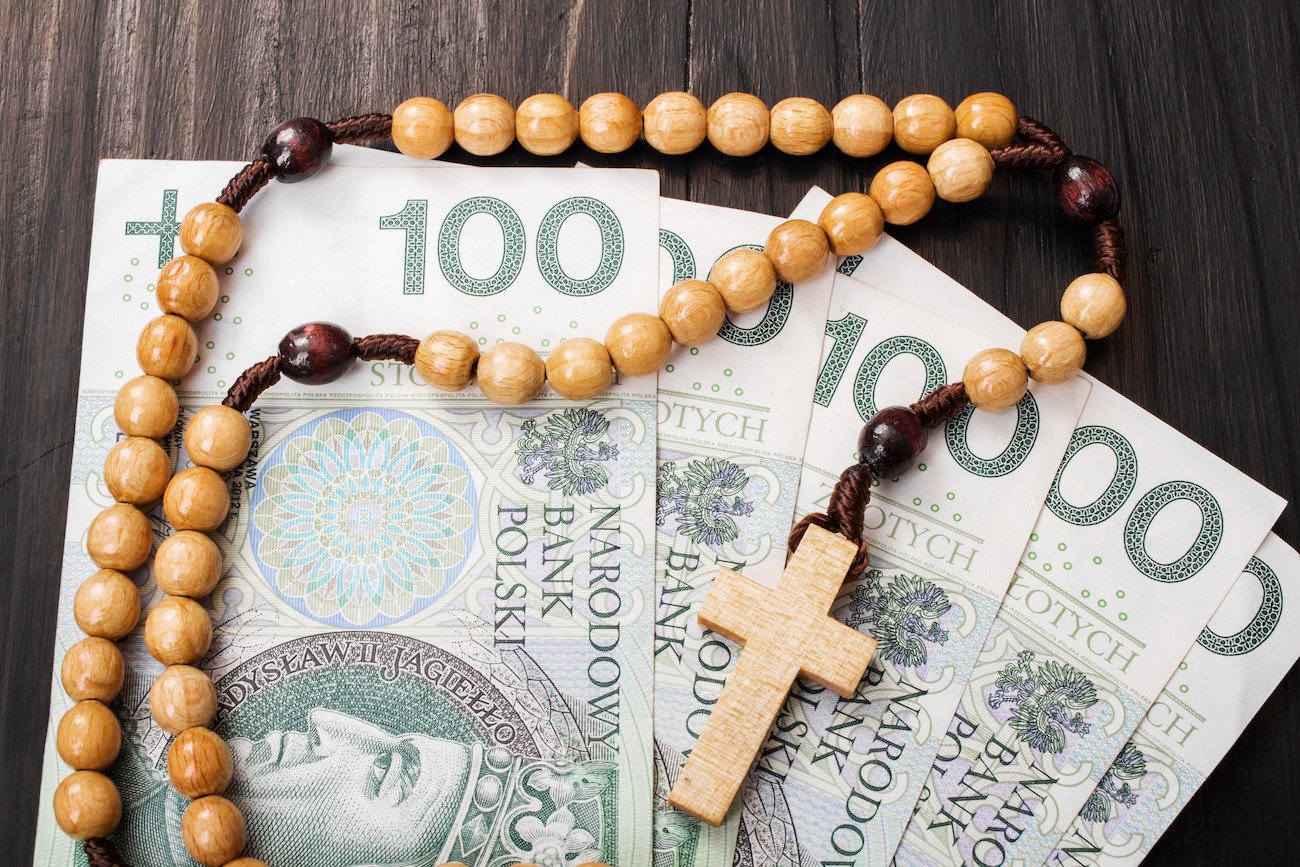 Uważaj, ile wkładasz do koperty na komunię. Fiskus już ostrzy pazury