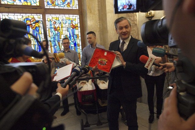 President Słupska wita nowych mieszkańców upominkiem i dyplomem