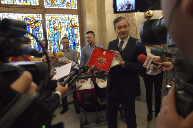 President Słupska wita nowych mieszkańców upominkiem i dyplomem