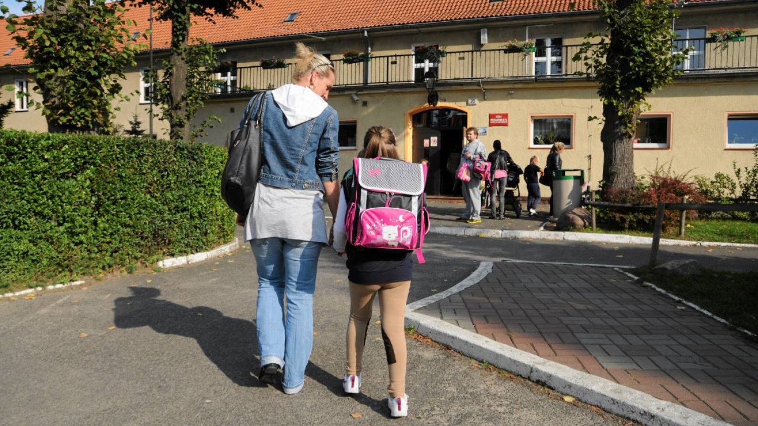 mama odprowadza dziecko do szkoły