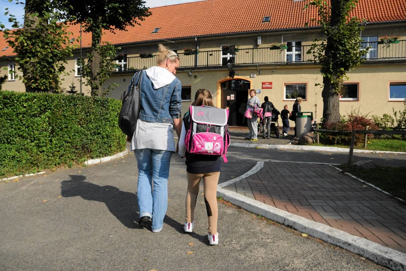 mama odprowadza dziecko do szkoły mama odprowadza dziecko do szkoły