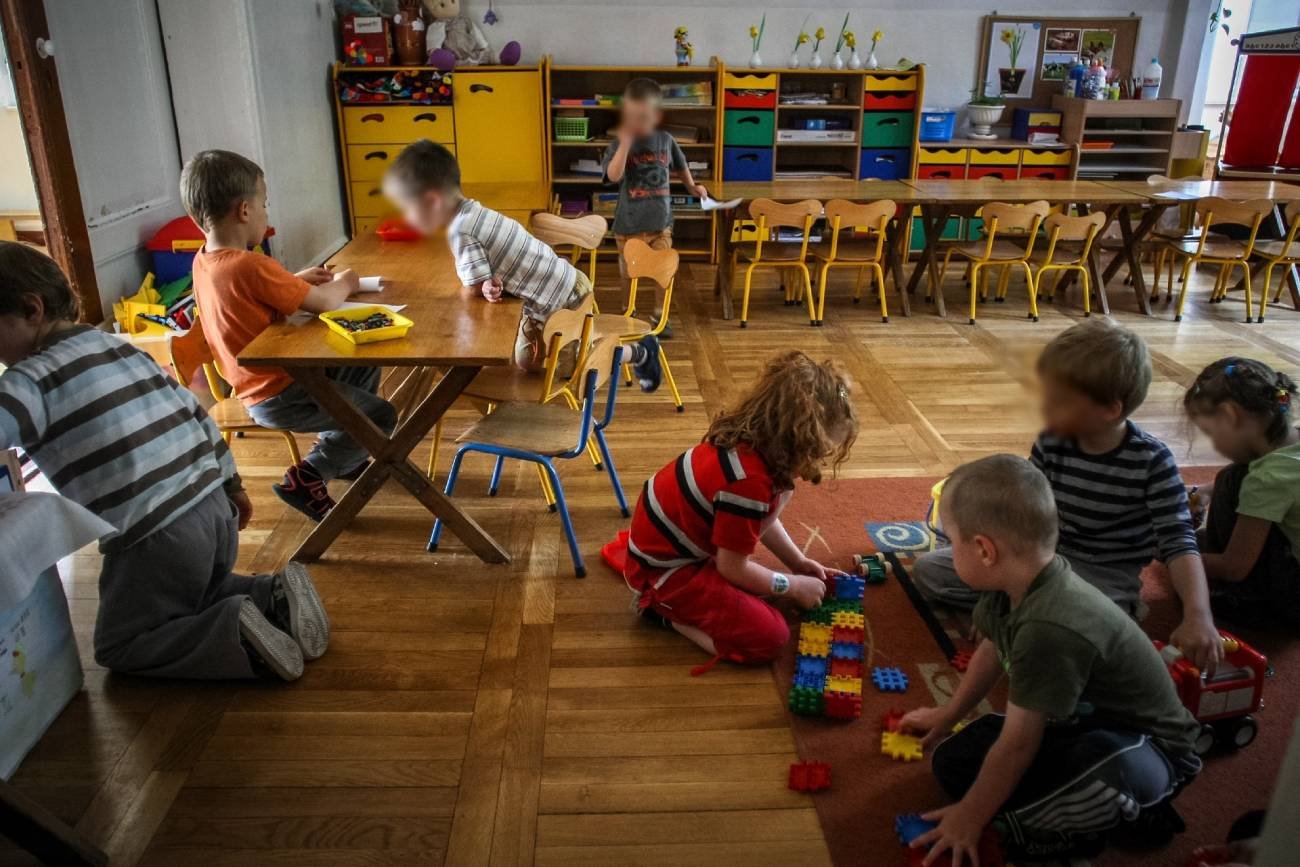 dzieci bawią się w przedszkolu w sali