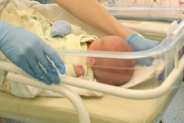 W Polsce rodzi się znacznie więcej niedotlenionych dzieci niż np. w Szwecji