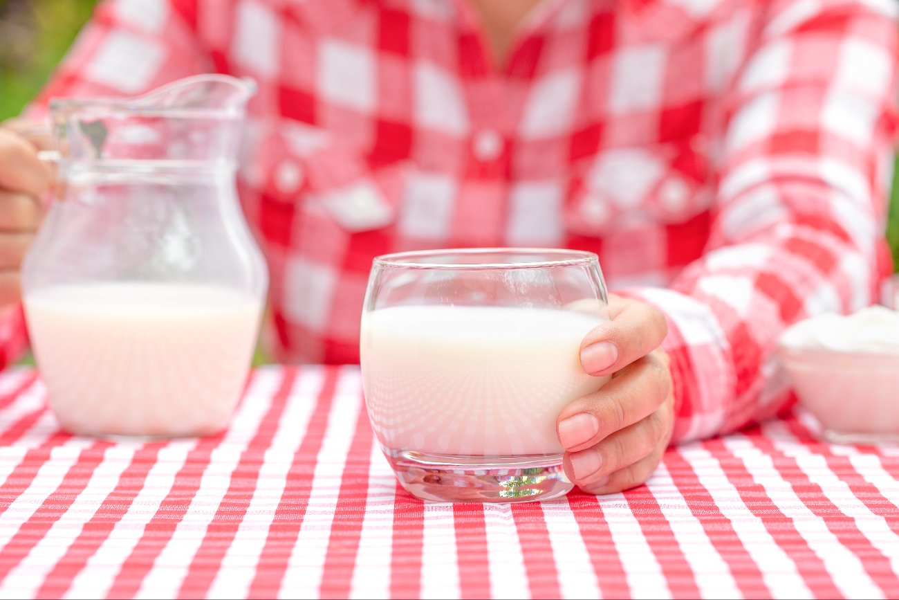 Kefir na wakacje. 5 powodów, dla których warto mieć go zawsze pod ręką, zwłaszcza z dziećmi