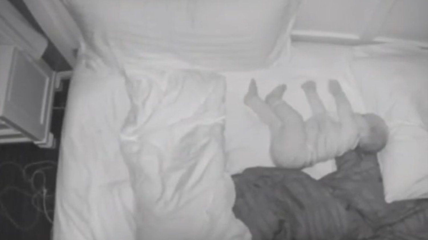 Spanie z dziećmi w łóżku - macierzyństwo zaczyna się po zmroku [WIDEO]