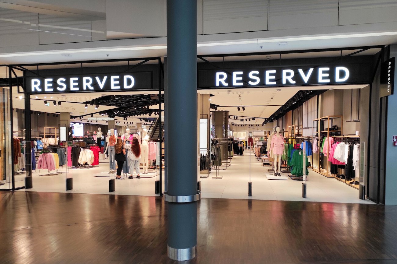 Tania i idealna na lato. Ta pasiasta sukienka z Reserved to petarda