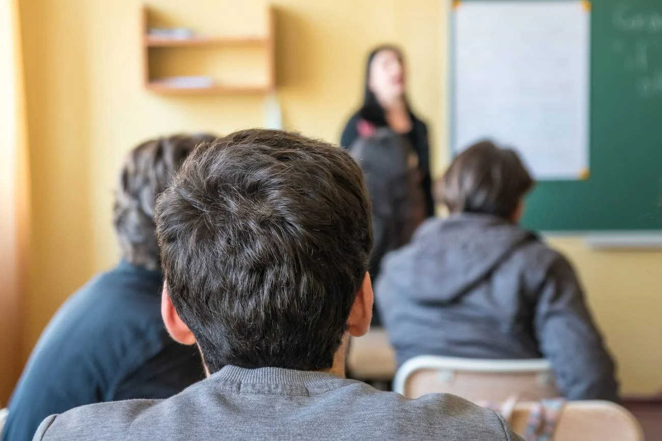 Nauczycielka prowadzi lekcję w klasie. Nauczycielka prowadzi lekcję w klasie.