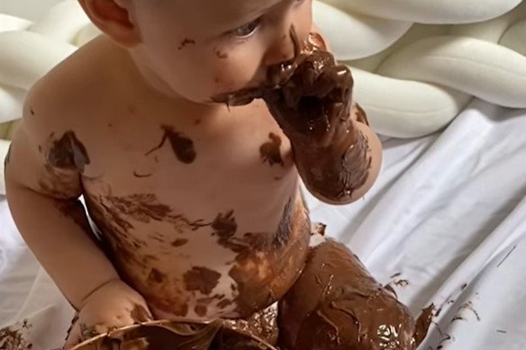 Viralowy film dziecka całego w czekoladzie oburzył rodziców