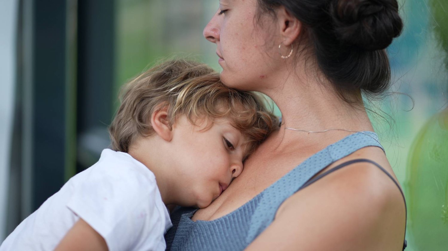 zmęczona mama przytula dziecko zmęczona mama przytula dziecko