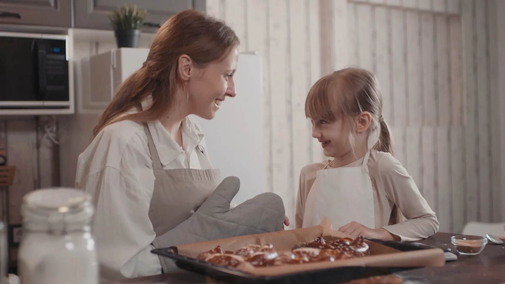 Zabawa, która powie ci więcej na temat odczuć dziecka córka z mamą pieką ciasteczka