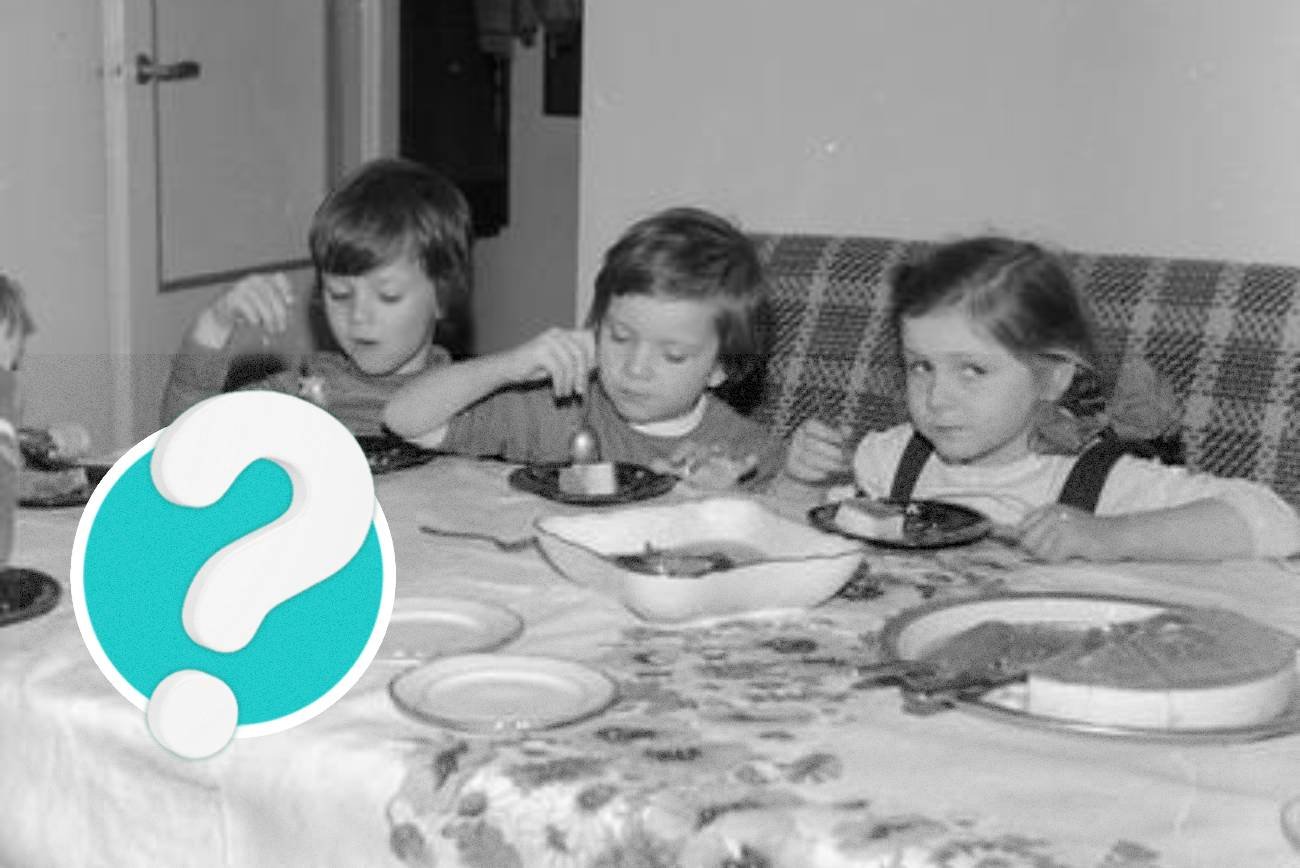 Dzieci jedzące przy stole posiłek w latach PRL.