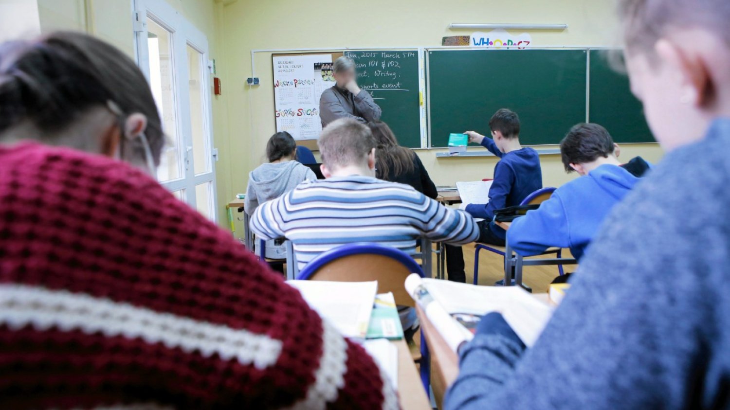 nauczyciel prowadzi lekcję w klasie nauczyciel prowadzi lekcję w klasie
