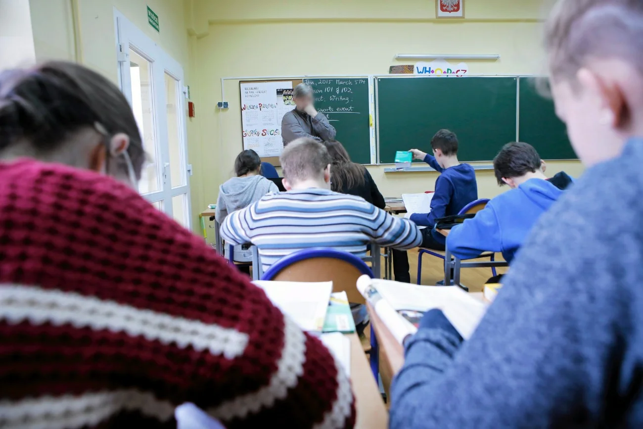 nauczyciel prowadzi lekcję w klasie nauczyciel prowadzi lekcję w klasie