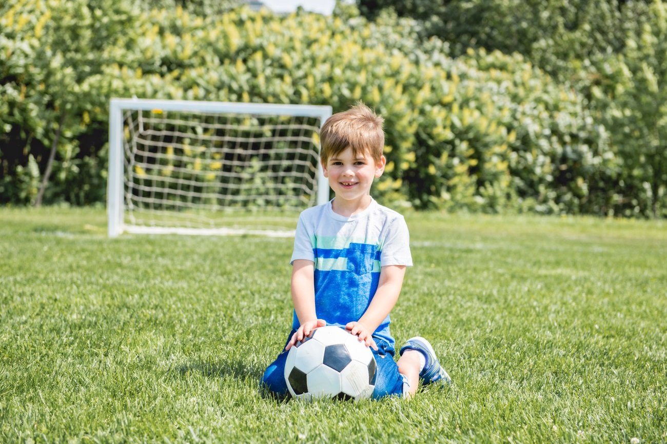 dziecko z piłką