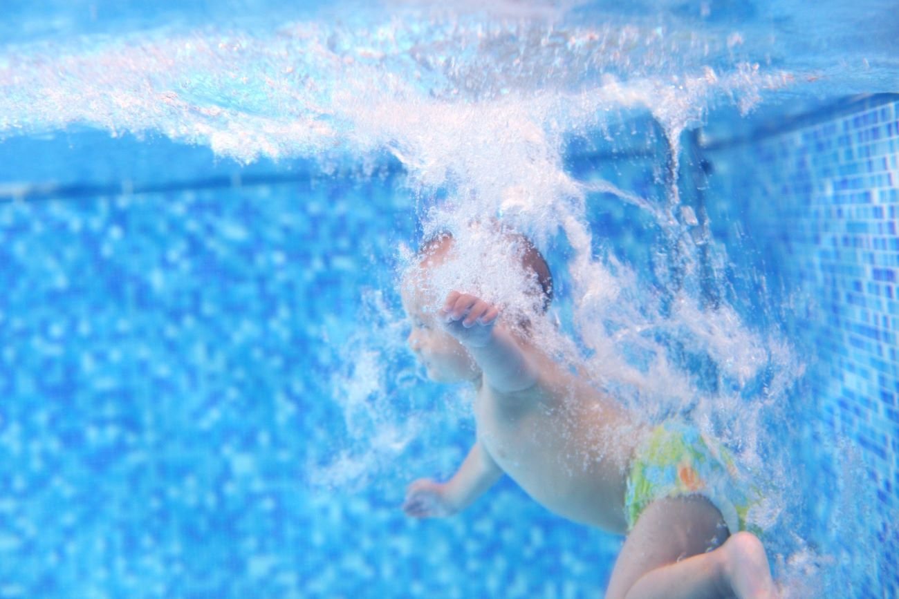 wrzucanie dzieci na głęboką wodę/nauka pływania