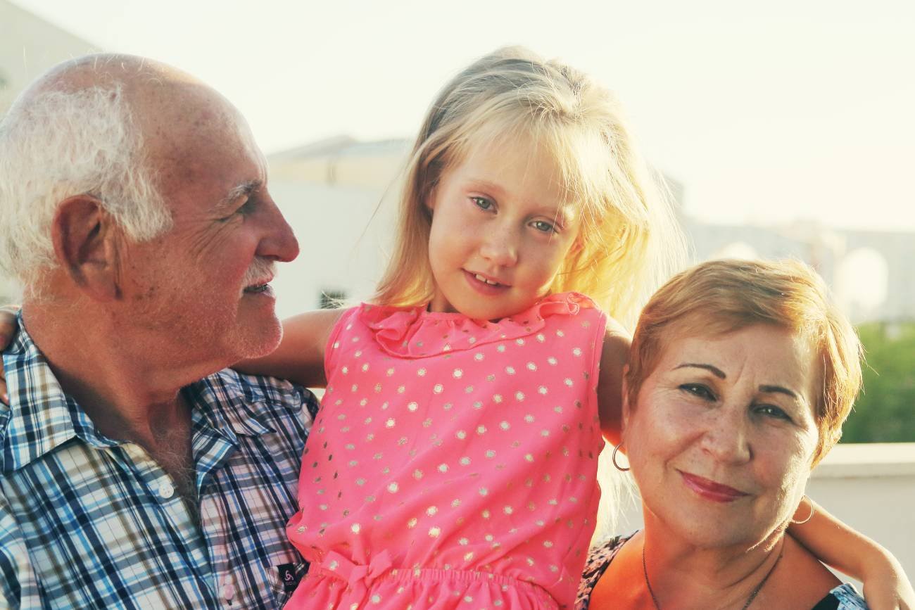 Babcia i dziadek z wnuczką podczas wakacji.