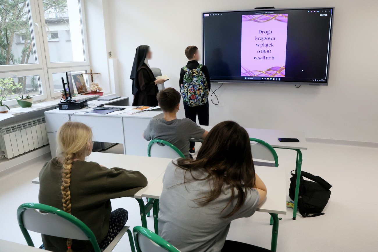 uczniowie na lekcji religii