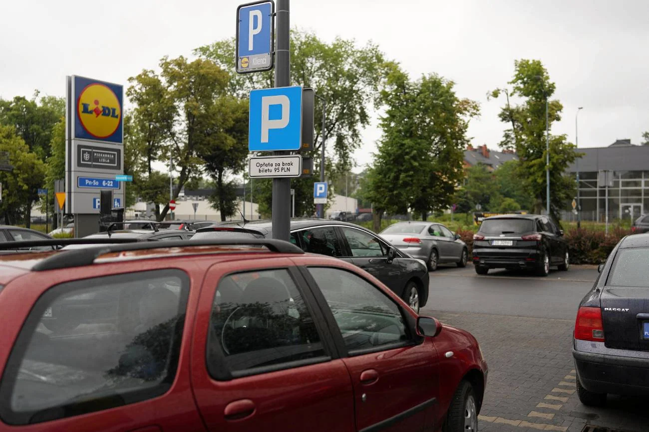 auta na parkingu pod marketem