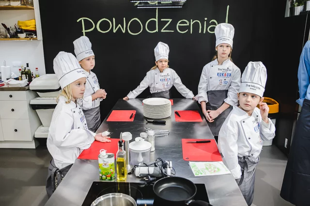 "Jakaś magia w tym okapie, bo zapachy w mig on łapie" - taki napis zauważyć można było w Szkole Little Chef na Mokotowie.