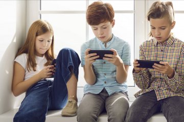 Jak zwiększyć ochronę dzieci przed nadmiernym korzystaniem z internetu? Odpowiedź na to pytanie znajdziecie w poradniku "Nadużywanie ekranów przez dzieci i młodzież: Jak sobie radzić z problemem – poradnik dla nauczycielek, nauczycieli i rodziców"