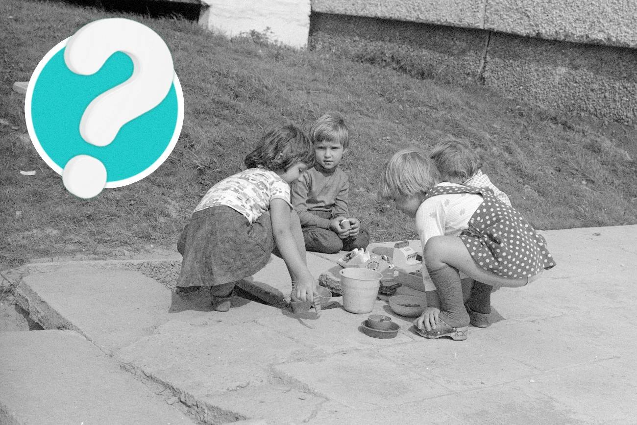 dzieci bawiące się na chodniku