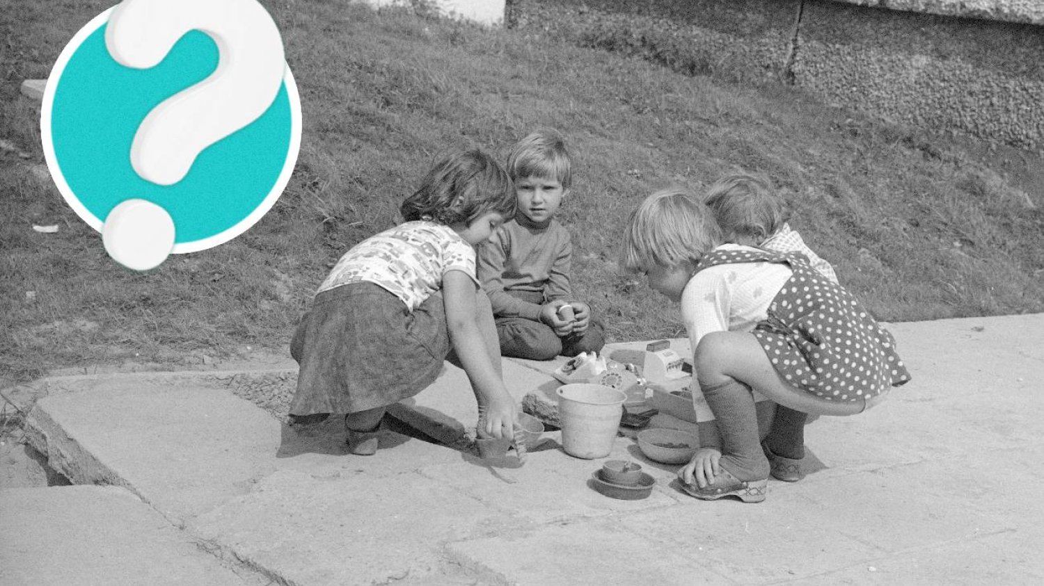 dzieci bawiące się na chodniku