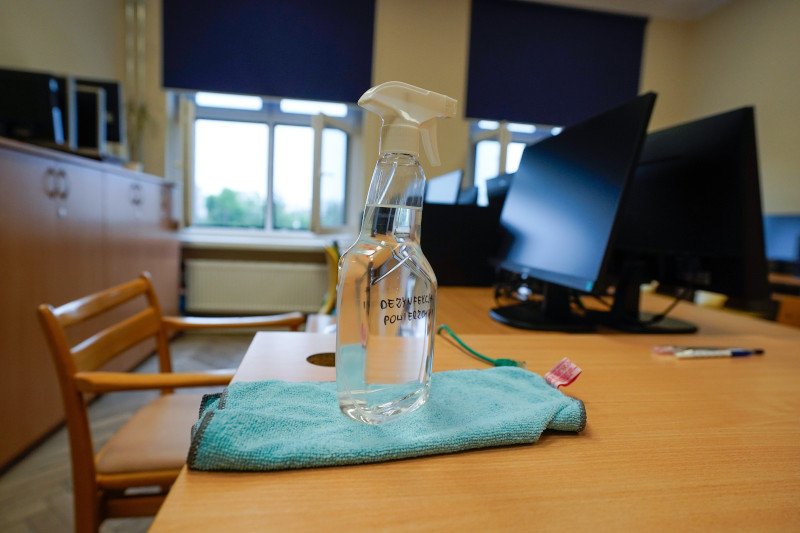 Żart uczniów w szkole - wlali płyn do dezynfekcji nauczycielce do termosu