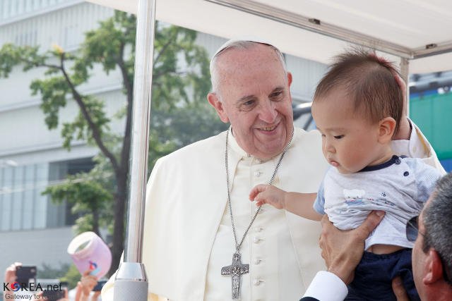 Papież Franciszek kontrowersyjnie o dzieciach. Czy kościół dopuszcza przemoc?