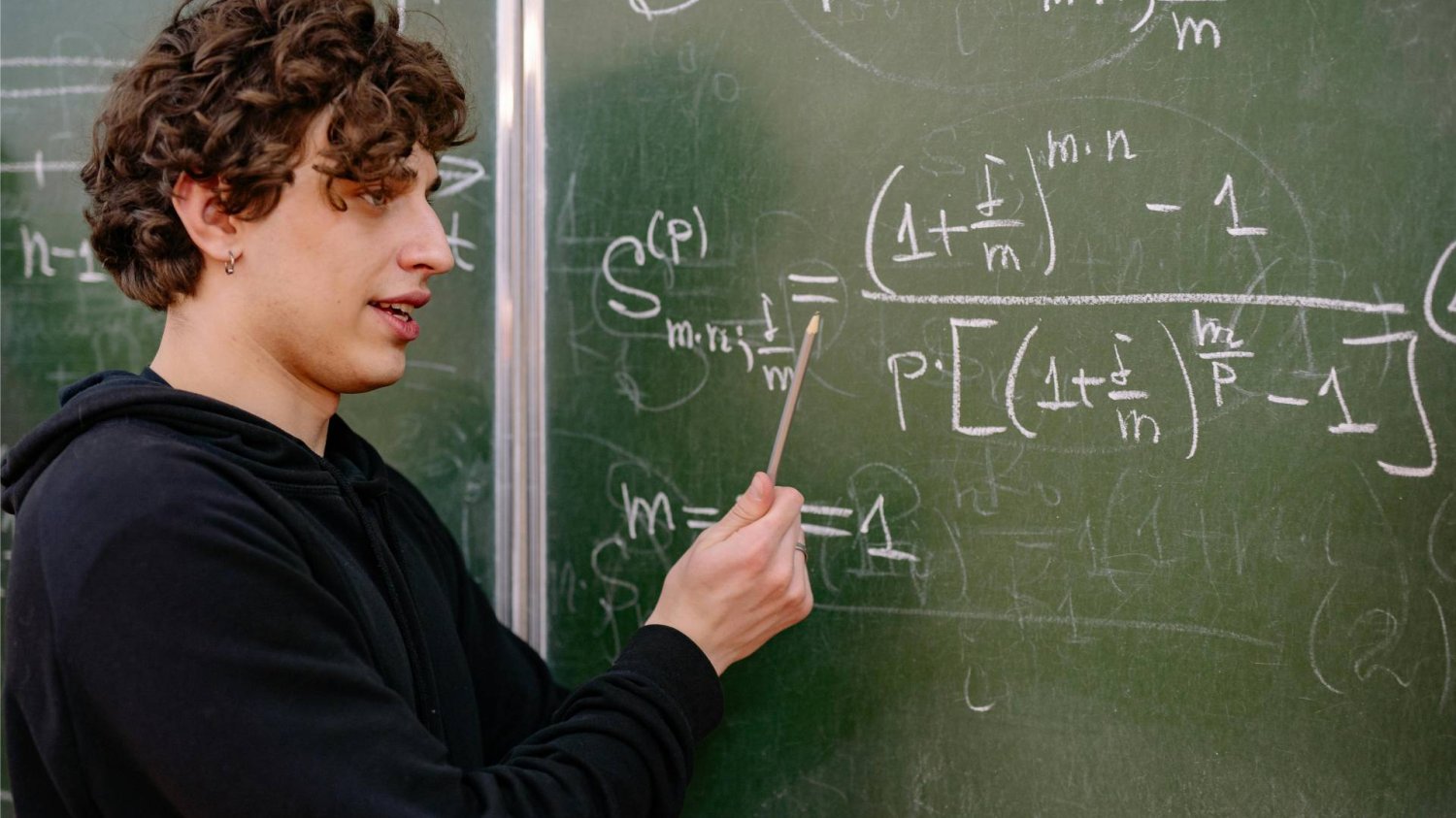 maturzysta rozwiązuje przy tablicy zadanie matematyczne