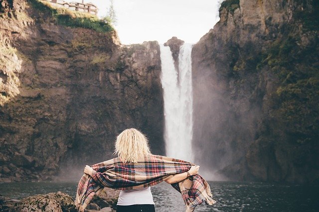 Fot. Pixabay / [url=https://pixabay.com/en/waterfalls-woman-scarf-scarves-1150068/]Unsplash[/url] / [url=https://pixabay.com/en/service/terms/#usage]CC0 Public Domain[/url]