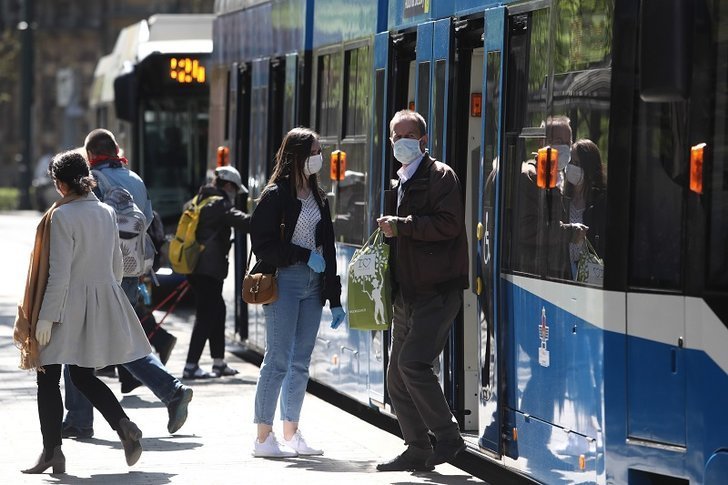 Jak Polacy reagują na pandemię? Jesteśmy naiwnie przekonani, że zachorują wszyscy, tylko nie my