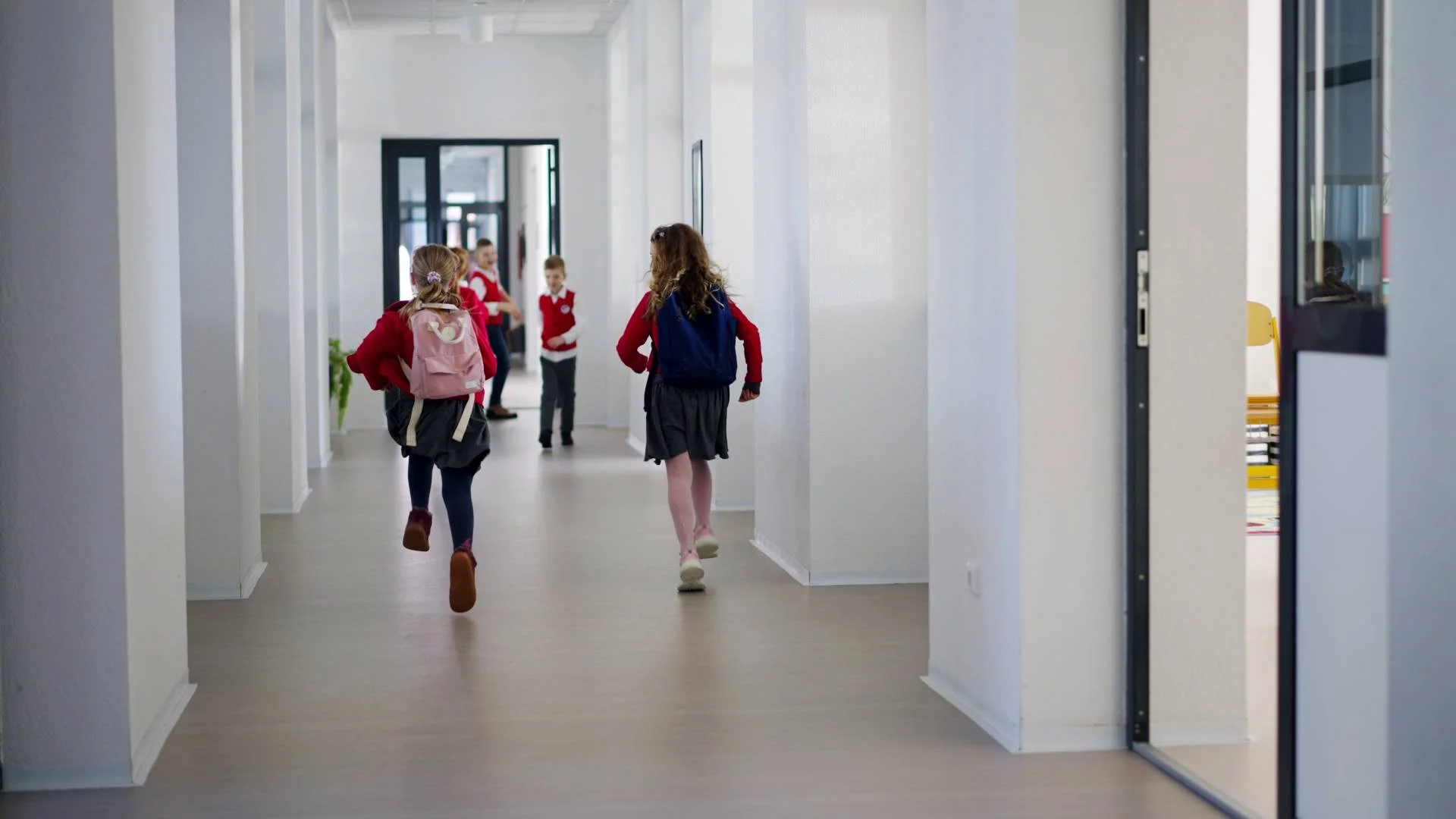 uczniowie na szkolnym korytarzu uczniowie na szkolnym korytarzu