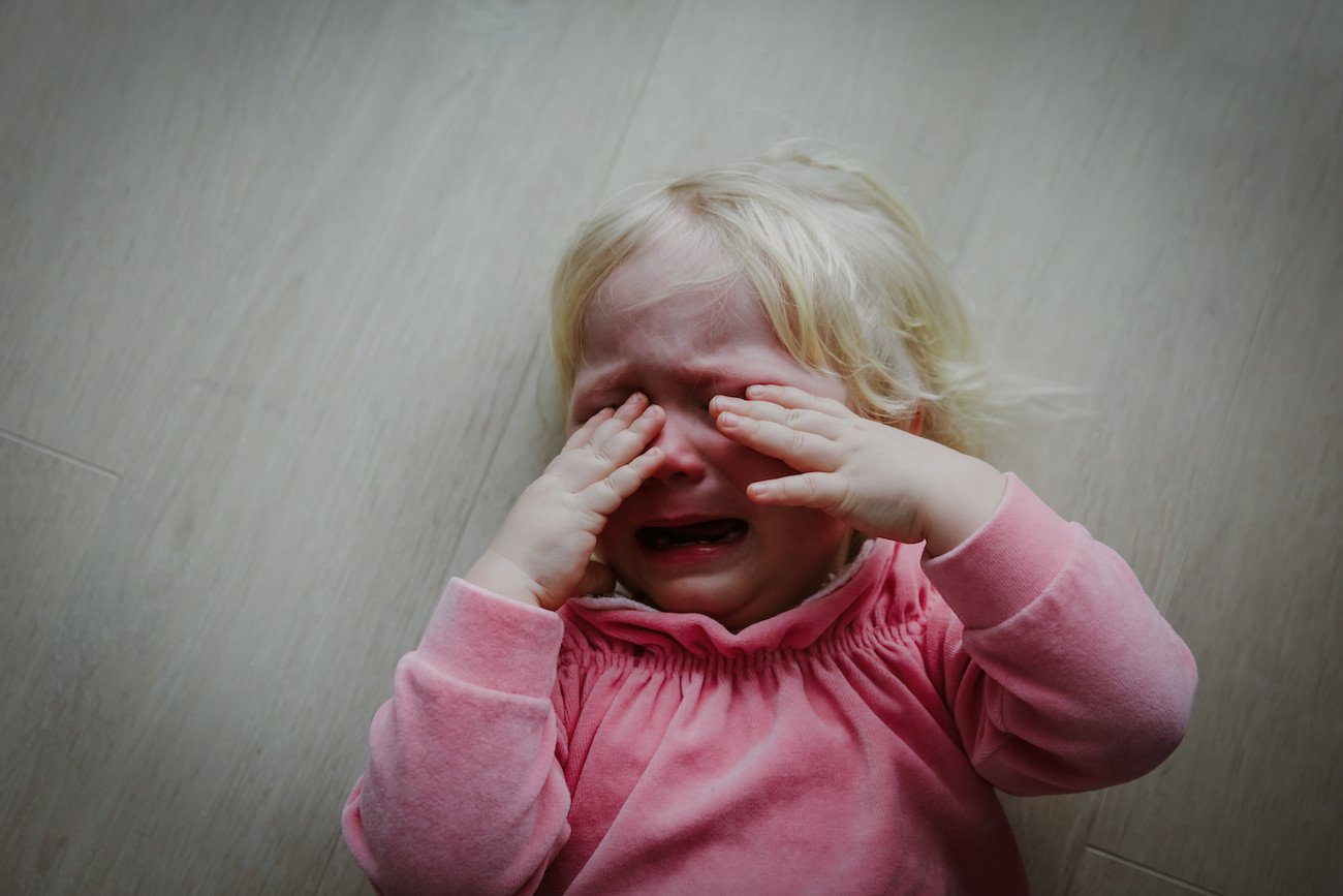 Dlaczego dziecko uderza się w głowę?