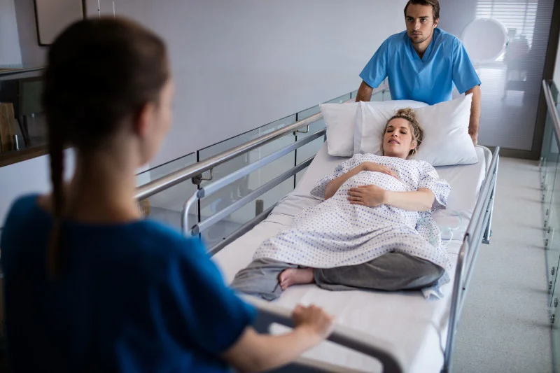 Przed cesarskim cieciem należy być na czczo. Przez co najmniej osiem godzin przed zabiegiem należy powstrzymać się i przed jedzeniem i przed piciem