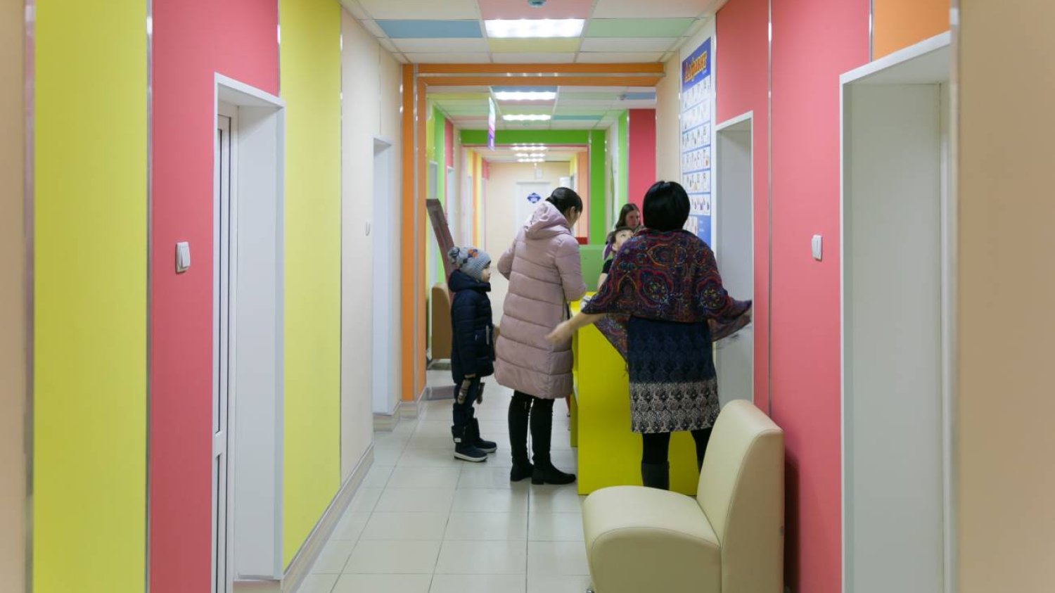 Kolejka w laboratorium do pobierania krwi.