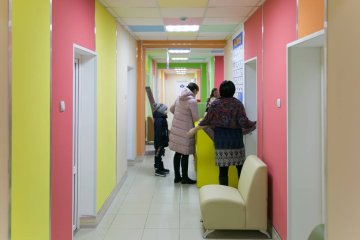 Kolejka w laboratorium do pobierania krwi.